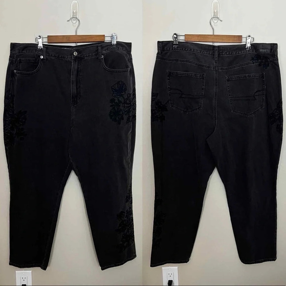 AEO • Black Mom Jean - Picture 1 of 7